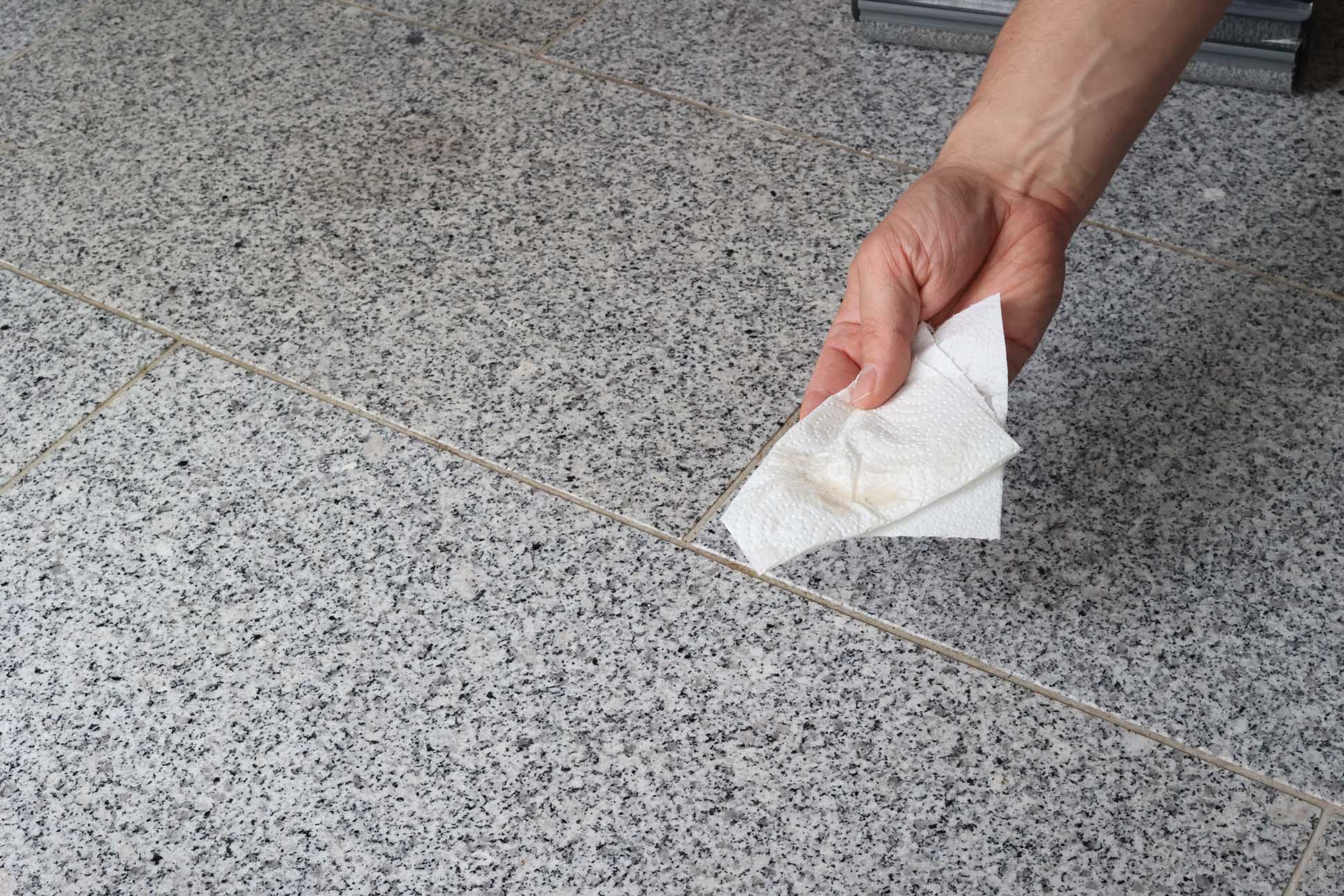 Tuchtest nach eingetrocknetem Ketchupfleck